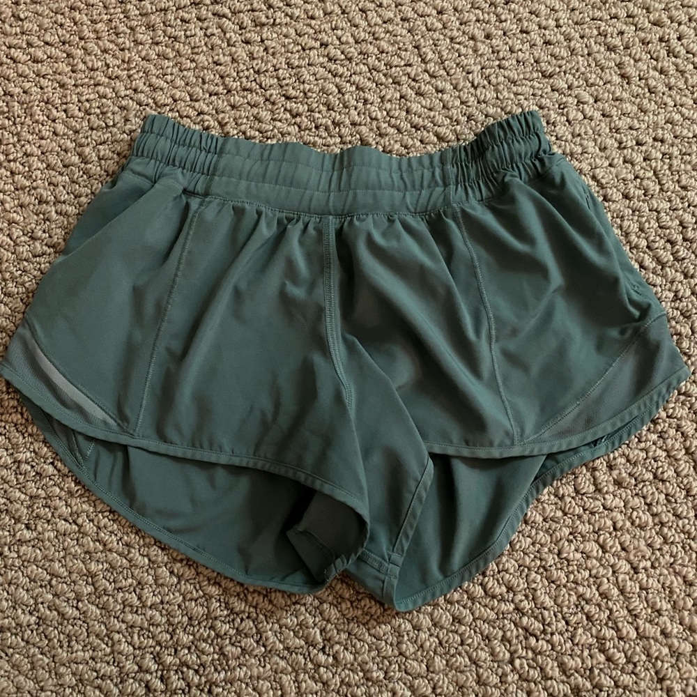 Lululemon size 4 hotty hot 2.5” shorts